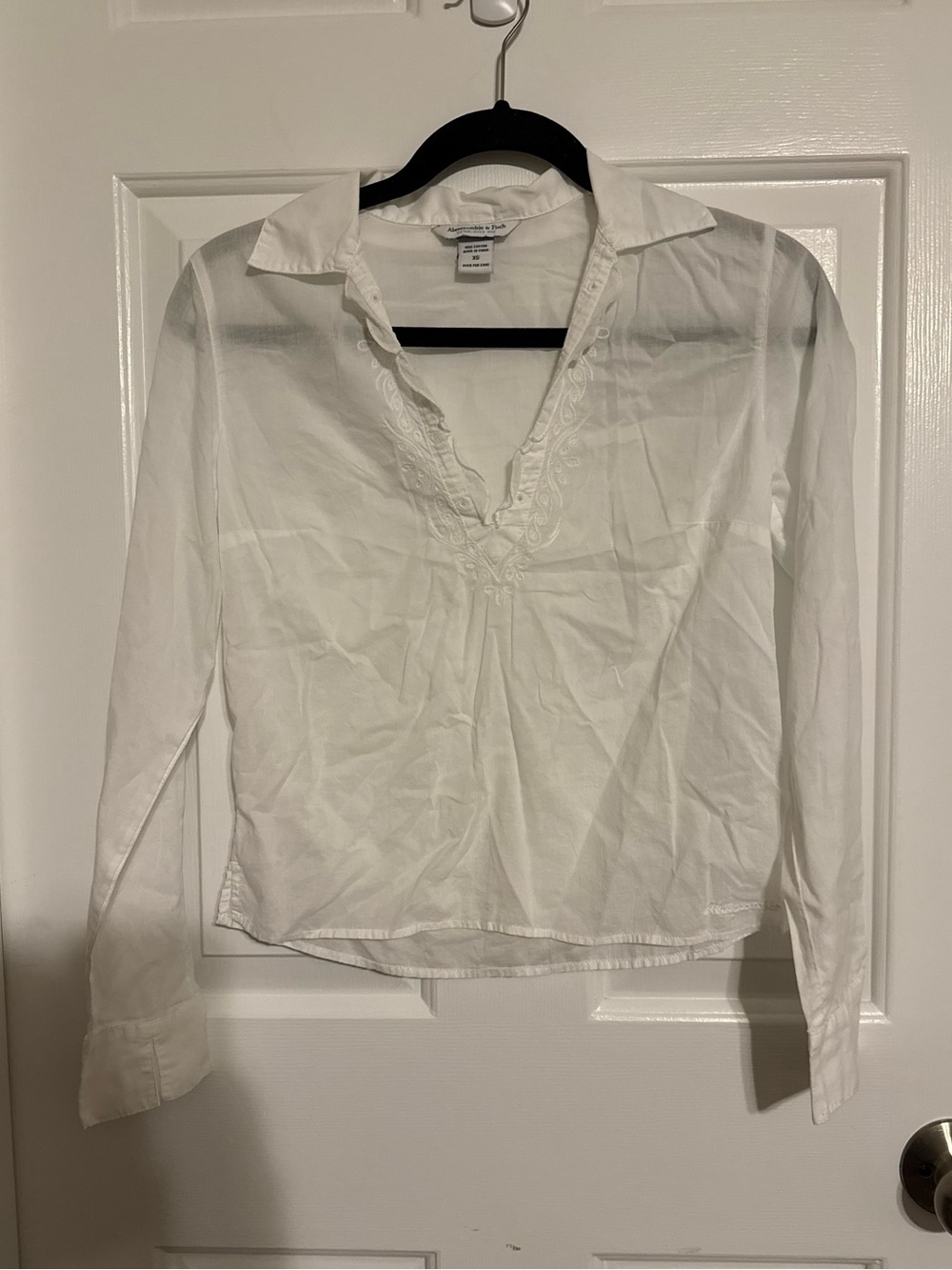 Vintage Y2K Abercrombie & Fitch White Embroidered Split V-Neck Blouse Top XS